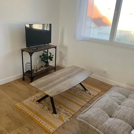 Appartamento A 200 M De La *